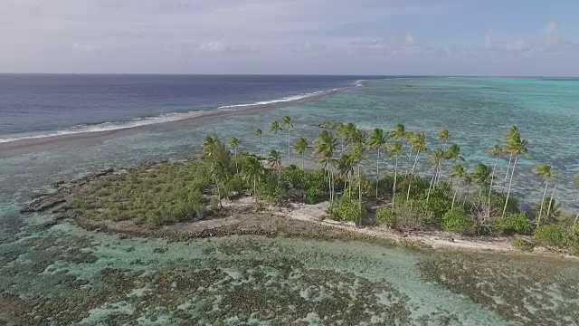 热带泻湖和岛屿的鸟瞰图视频素材