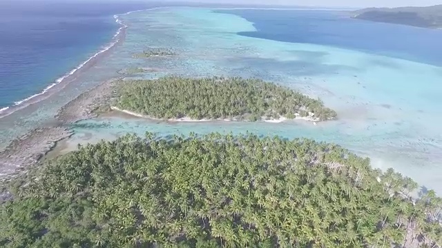 热带泻湖和岛屿的鸟瞰图视频素材