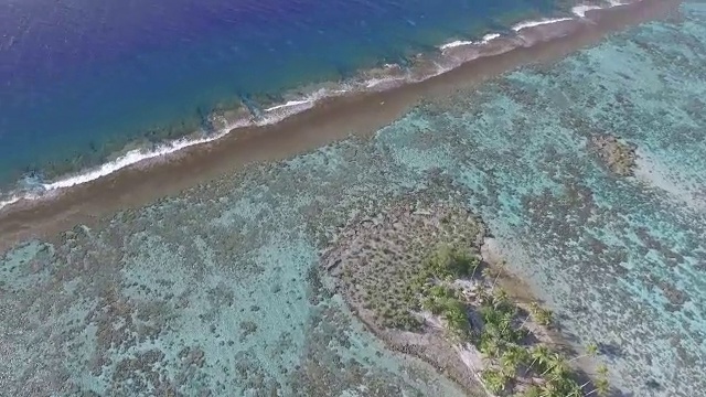 热带泻湖和岛屿的鸟瞰图视频素材