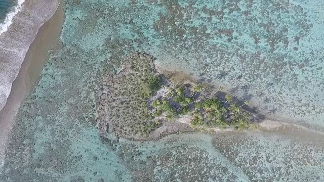 热带泻湖和岛屿的鸟瞰图视频素材