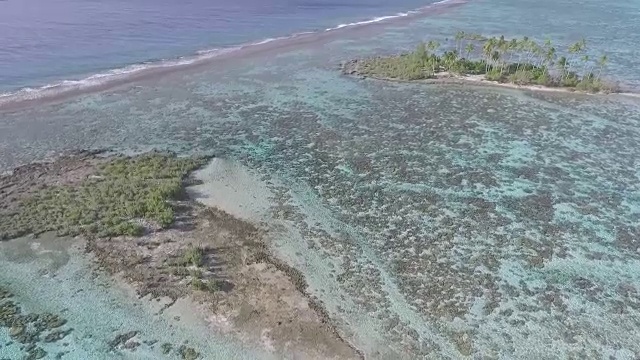 热带泻湖和岛屿的鸟瞰图视频素材