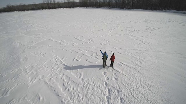 鸟瞰图家庭雪鞋户外在冬天视频素材