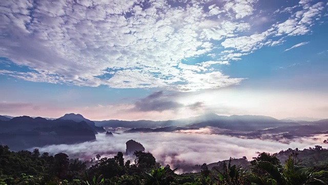 日出与雾和云移动在富朗卡，Phayao泰国。视频素材