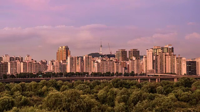 日落时分，Bamseom岛、Gangbyeonbungno路和北首尔塔(热门旅游景点)的景色视频素材