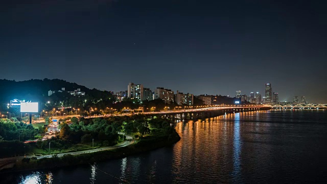 夜晚的奥林匹克大道和邯钢大桥上的交通景象视频素材