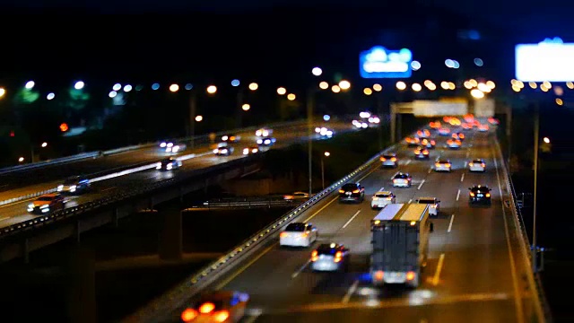 在奥林匹克大道上行驶的车辆夜景视频素材