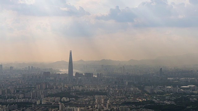 观景首尔城市和乐天世界大厦(韩国最高的摩天大楼)在Jamsil地区视频素材