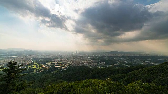 观景首尔城市和乐天世界大厦(韩国最高的摩天大楼)在Jamsil地区视频素材