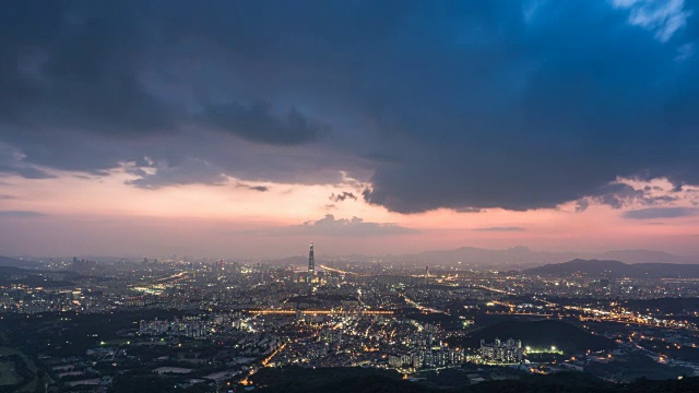 日到夜的首尔城市和乐天世界大厦(韩国最高的摩天大楼)在Jamsil地区日落视频素材