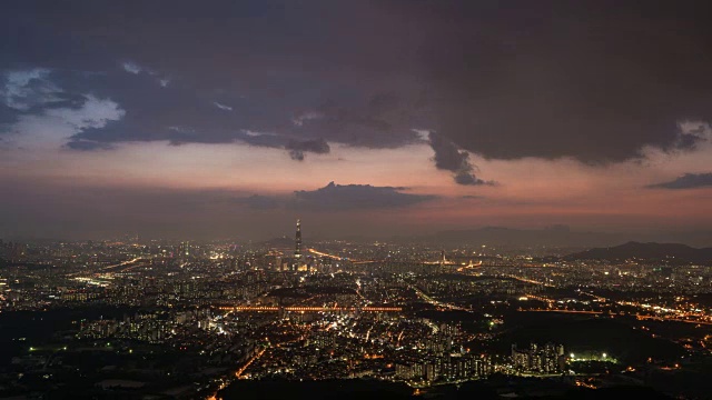 日到夜的首尔城市和乐天世界大厦(韩国最高的摩天大楼)在Jamsil地区日落视频素材