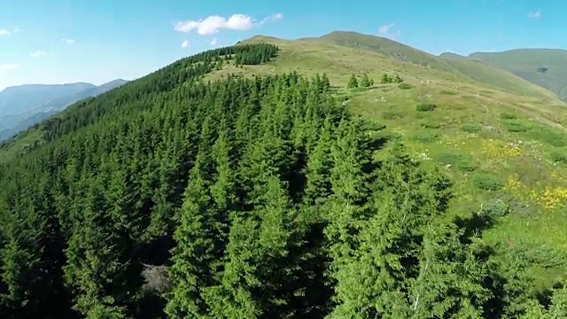 人们在美丽的山上徒步旅行视频素材