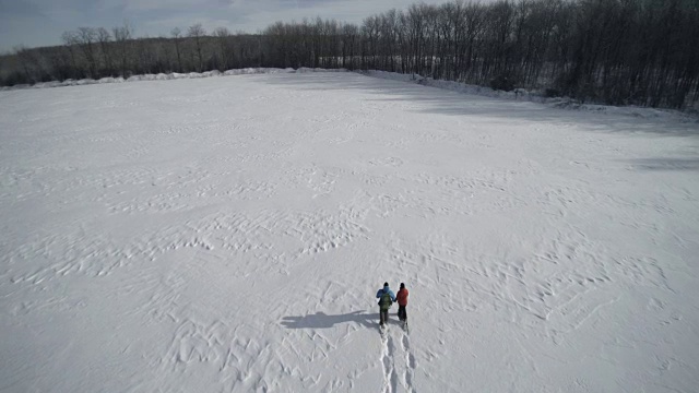 鸟瞰图家庭雪鞋户外在冬天视频素材