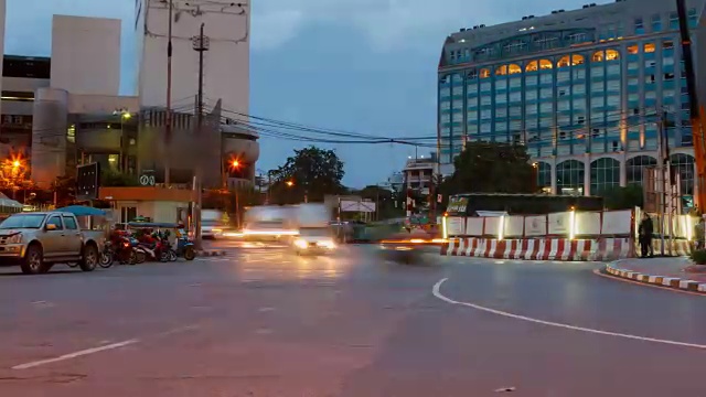 4K时间流逝4096x2160:倾斜shift时间流逝的高速公路交通曼谷市中心，泰国与ProRes 422HQ(模糊内容)。视频素材