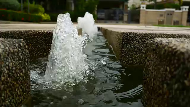 迷你喷泉，鱼池里的氧气水视频素材