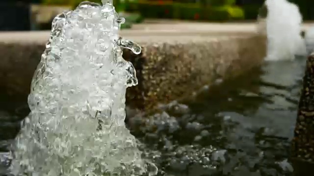 迷你喷泉，鱼池里的氧气水视频素材