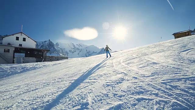 学滑雪下山的女孩视频素材