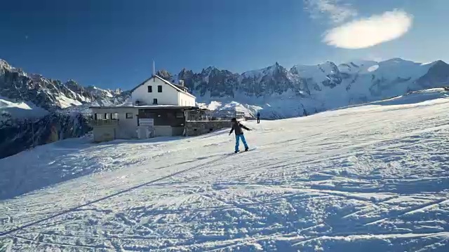 学滑雪下山的女孩视频素材