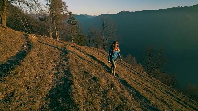 一个女人走出去看日落时的湖景视频素材