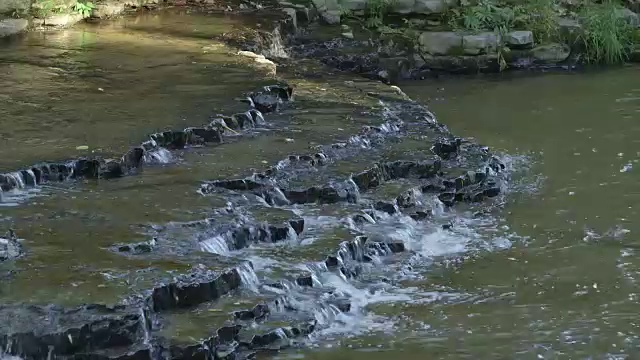 河流在平坦的石头上流动视频素材