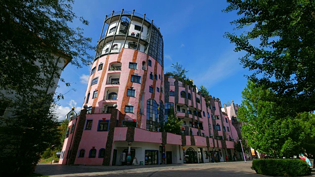 德国萨克森-安哈尔特马格德堡，Friedensreich Hundertwasser设计的绿色城堡视频素材