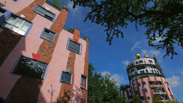 德国萨克森-安哈尔特马格德堡，Friedensreich Hundertwasser设计的绿色城堡视频素材