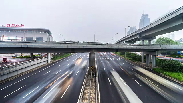 日落时分，北京高架路下交通繁忙。间隔拍摄视频素材