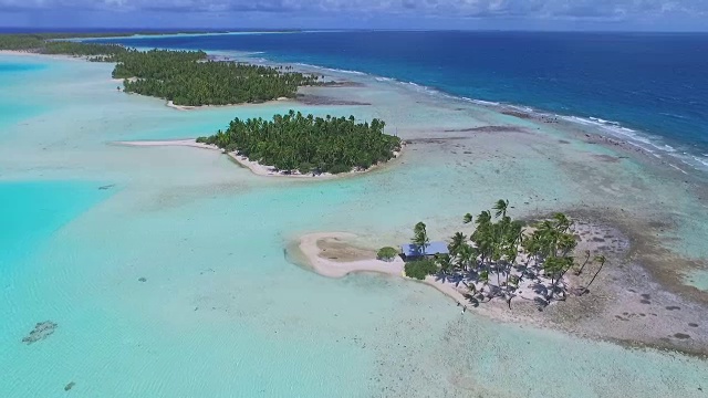 热带泻湖和岛屿的鸟瞰图视频素材