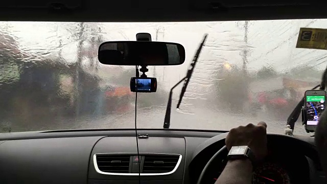在雨中开车视频下载