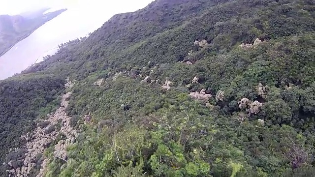 高速无人机飞越夏威夷山脉视频素材