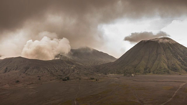 印度尼西亚东爪哇的布罗莫火山日出时的时间流逝。视频素材