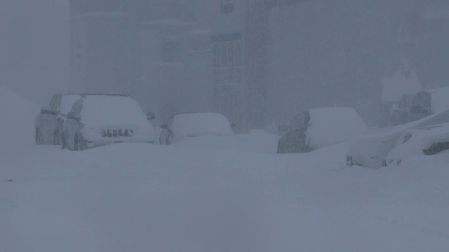 极端的暴风雪，大雪，车辆被深雪掩埋视频素材