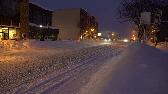 (夜间)暴风雪过后，积雪很深，危险的旅行条件视频素材