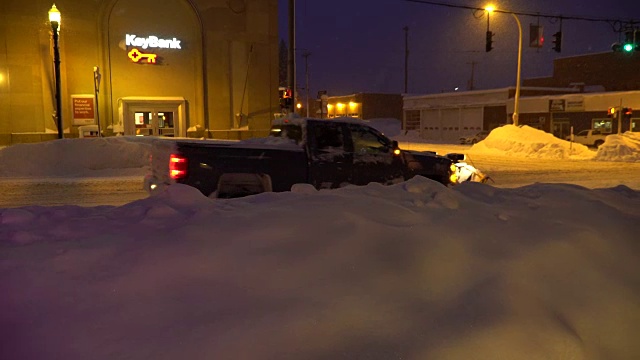 (夜间)暴风雪过后，积雪很深，危险的旅行条件视频素材