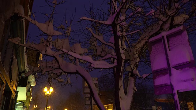 (夜间)暴风雪过后，积雪很深，危险的旅行条件视频素材