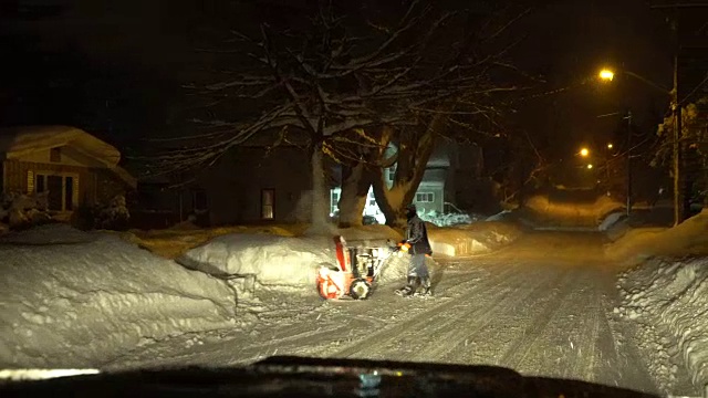 (夜晚时间)暴风雪后，非常深的雪，危险的旅行-汽车Dash POV视频素材