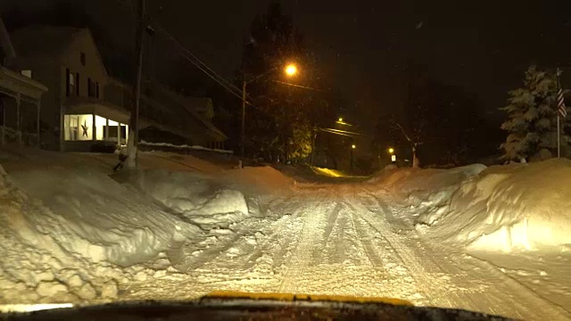 (夜晚时间)暴风雪后，非常深的雪，危险的旅行-汽车Dash POV视频素材