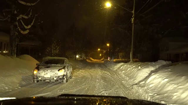 (夜晚时间)暴风雪后，非常深的雪，危险的旅行-汽车Dash POV视频素材