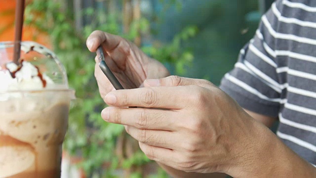 男人用智能手机上的应用程序发短信视频素材