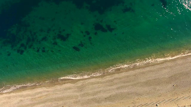 沙滩和清澈的海水，航拍视频视频素材