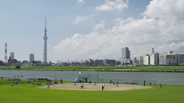 日本东京，孩子们在荒川河边打棒球视频素材