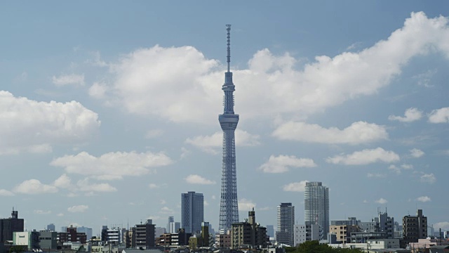 东京天空树塔和天空中的云视频素材