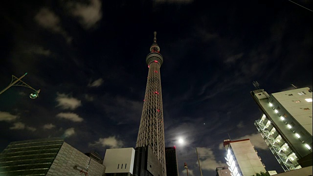 东京天空树和云朵在晚上视频素材