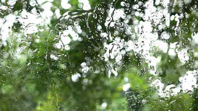 自然的雨滴落在镜子上视频素材