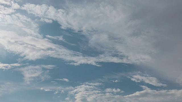 戏剧性的暴风雨云从蓝天变成了灰色和日落视频素材