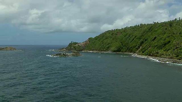 多米尼加岛的岩石海岸线视频素材