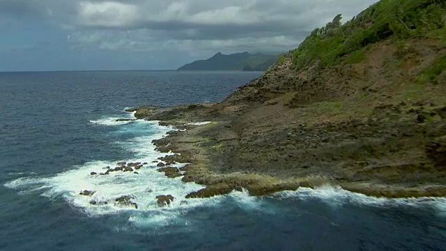 多米尼加岛的岩石海岸线视频素材