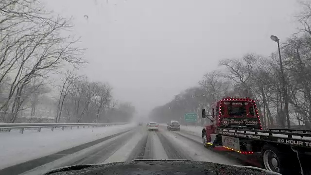 驾驶在暴风雪，白茫茫的条件，危险的旅行-汽车Dash POV视频素材