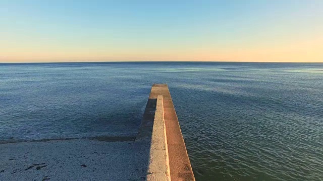 从旧防波堤看海视频素材