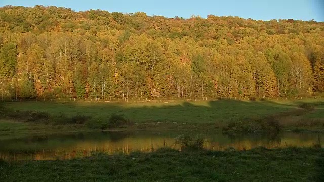 田园风景中的秋天色彩视频素材