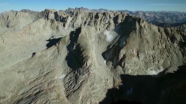 内华达山脉崎岖的山峰视频素材